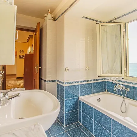 House On The Sea Daire *